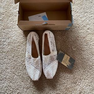 White crochet Tom’s size 7